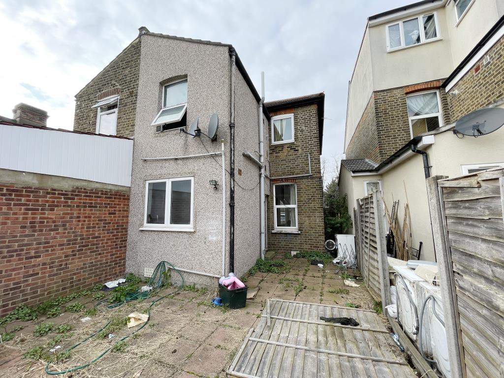 Lot: 104 - PERIOD HOUSE FOR IMPROVEMENT WITH POTENTIAL - outside image of the rear of the house from garden